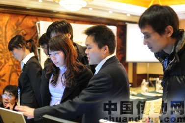 泛華測控工程師在為客戶講解展示軟件