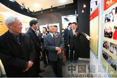 上海西門子工業(yè)自動化有限公司總經(jīng)理姚峻先生代表西門子(中國)有限公司向上海信息技術(shù)學(xué)校五十年校慶致以熱烈的祝賀