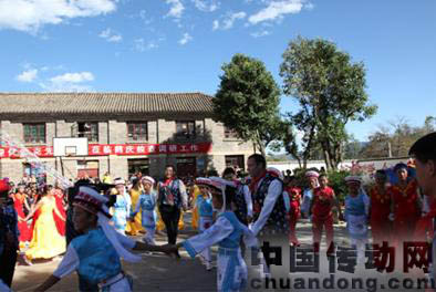 何維克先生與當?shù)貛熒黄饏⒓踊踊顒? height=