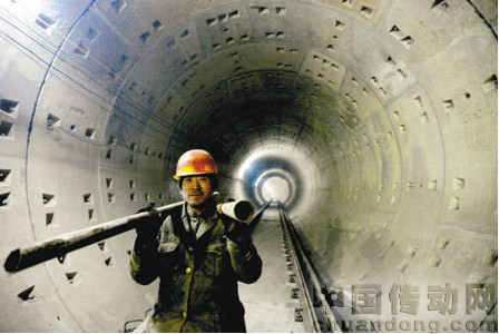 沈陽地鐵一號(hào)線完成單線軌道鋪設(shè)任務(wù)