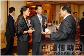 廣州市對外貿(mào)易經(jīng)濟(jì)合作局對外經(jīng)濟(jì)合作處處長張麗萍（左一）