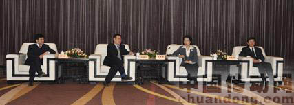 圖中從左至右為西門子(中國)有限公司高級副總裁高巖，教育部職業(yè)教育與成人教育司副司長劉建同，教育部國際合作與交流司司長張秀琴，上海信息技術(shù)學(xué)校校長鄔憲偉 