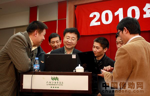 與會(huì)者與丹佛斯代表在會(huì)后討論交流