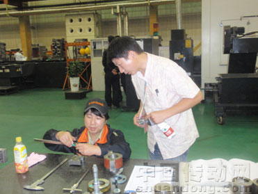 小巨人員工耐心細致地為參觀嘉賓講解