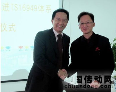 TUV 南德意志集團(tuán)大中華區(qū)的市場(chǎng)部總監(jiān)呂岳憲先生（左）與首鋼遷安鋼鐵有限責(zé)任公司總經(jīng)理助理李明先生（右）在簽約儀式現(xiàn)場(chǎng)