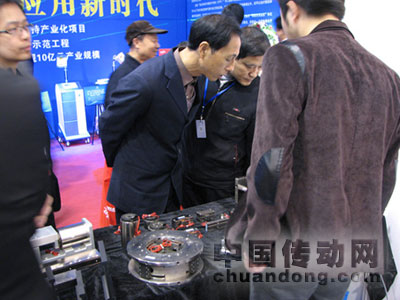 現(xiàn)場(chǎng)觀眾絡(luò)繹不絕