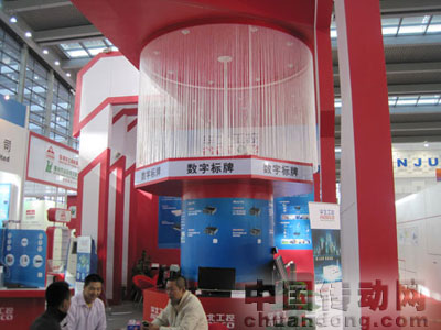 現(xiàn)場工作人員與客戶洽談交流