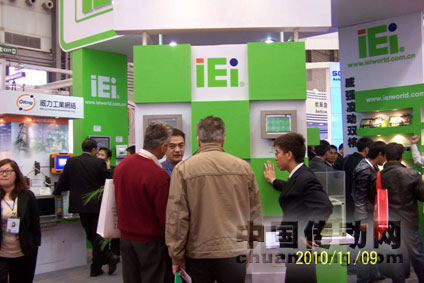 威強(qiáng)展臺(tái)前人群絡(luò)繹不絕