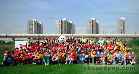 賽默飛世爾科技中國區(qū)總經(jīng)理邁世福先生及志愿者們與上海竹林民工子弟小學孩子們合影留念