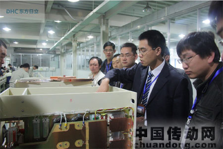 制造部部長(zhǎng)甘祥彬正在為客戶(hù)講解