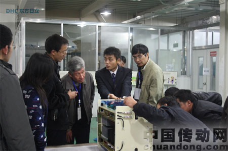 市場(chǎng)經(jīng)理陳功解答客戶(hù)疑問(wèn)