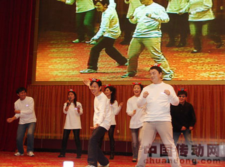 活力四射的員工們跳起歡快的現代舞