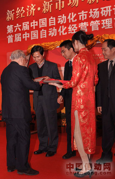 中國(guó)石化工程建設(shè)總公司副總工程師陸德民先生為東土科技頒獎(jiǎng)