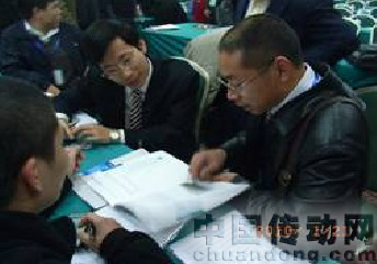 合康變頻岳興（右）向越南水泥總公司阮越俄（左）介紹公司產品