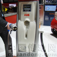 ABB“直流快速充電站”可以為高至100千瓦的電動(dòng)車快速充電,不到10分鐘的充電時(shí)間，即可保證車輛續(xù)航100公里以上。該設(shè)備預(yù)計(jì)在不久以后上市。