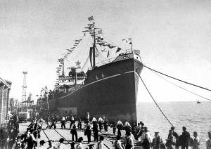 1952年10月17日“長(zhǎng)春號(hào)”駛?cè)胩旖蚋?