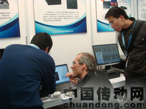 大恒圖像孔蘇豫先生向外國客戶做介紹