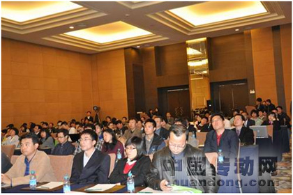 現(xiàn)場(chǎng)觀眾認(rèn)真聆聽(tīng)講座