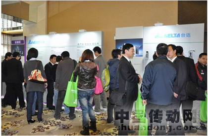 用戶在展臺(tái)與工程師進(jìn)行面對(duì)面的交流