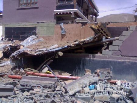 青海的地震再一次讓人們?yōu)樽约旱乃鶠楦冻龃鷥r！