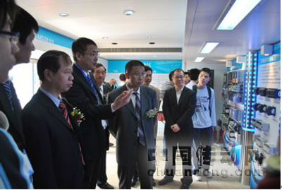 工程師現(xiàn)場講解、嘉賓專注聆聽