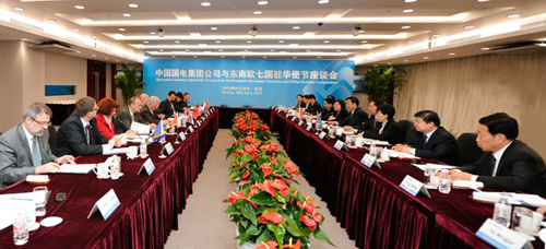 集團(tuán)公司有關(guān)部門(mén)負(fù)責(zé)人，龍?jiān)醇瘓F(tuán)、科環(huán)集團(tuán)的主要負(fù)責(zé)人，外交部歐洲司的有關(guān)人員參加了座談會(huì)
