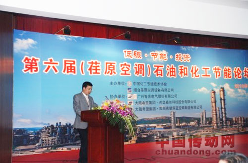 智光電氣石油化工行業(yè)營銷部總經(jīng)理龔魁武現(xiàn)場介紹“工業(yè)電氣節(jié)能增效整體解決方案”