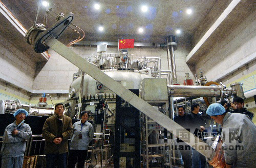 工作人員在為“人造太陽”的下一輪實驗做準備。