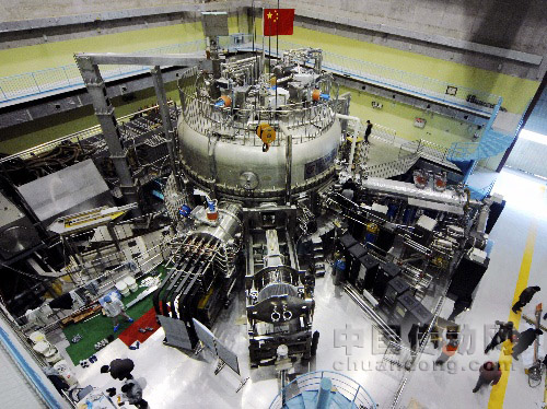 工作人員在“人造太陽”前忙碌，為下一輪實驗做準備。