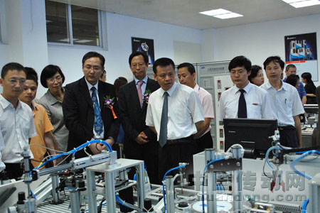 領導、嘉賓興致勃勃的參觀臺達實驗室