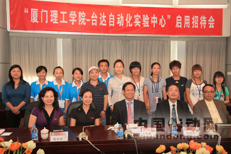 與媒體合影，分享臺達自動化