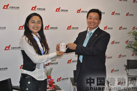 庫(kù)伯勒宣總向傳動(dòng)網(wǎng)贈(zèng)送50周年紀(jì)念杯