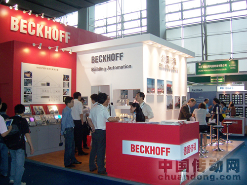 眾多參觀者在Beckhoff 展臺(tái)駐足觀看