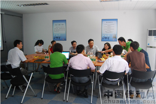 三晶公司向與會領導展示最新研發(fā)產品