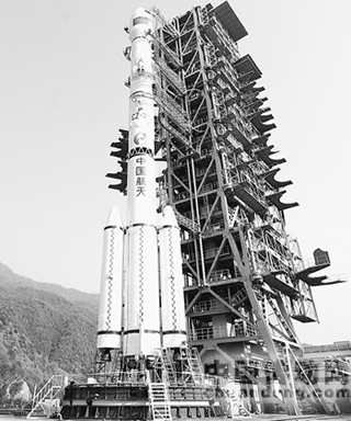 固定在發(fā)射塔架上的長(zhǎng)征三號(hào)丙火箭