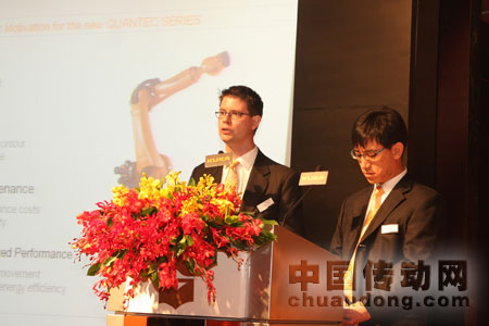 （圖左）庫卡機(jī)器人產(chǎn)品經(jīng)理Alexander Offergeld介紹庫卡新產(chǎn)品