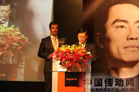 圖左)庫卡機(jī)器人亞太區(qū)董事總經(jīng)理Alwin Berninger 與 (圖右)庫卡機(jī)器人（上海）首席執(zhí)行官M(fèi)un Chee Yin致歡迎詞