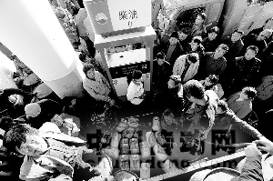 油荒年年有。圖為去年10月一個異常擁擠的加油站。