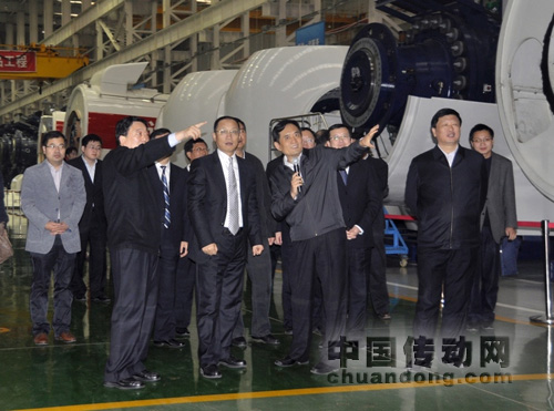 在市委書記李亞的陪同下，省移動公司董事長董昕一行10余人蒞臨許繼參觀考察。公司領導李富生熱情接待了客人。