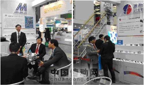 林經(jīng)理正在跟經(jīng)銷商們商討明年的做法&nbsp;&nbsp;周科長正在給客戶講解羅升的新產(chǎn)品