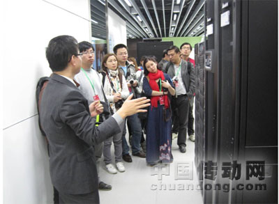 媒體參觀臺達(dá)展廳內(nèi)的數(shù)據(jù)中心一體化機(jī)房產(chǎn)品