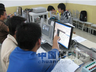 圖一：同組隊(duì)員在討論調(diào)試程序