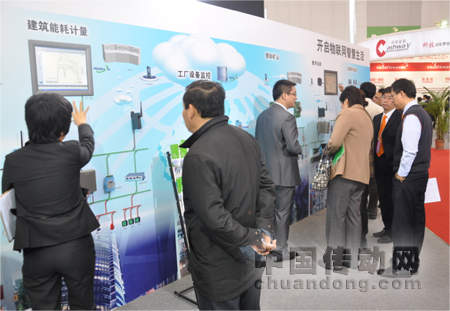 物聯(lián)網(wǎng)展板前人流絡(luò)繹不絕