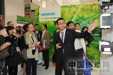 西門子（中國）有限公司工業(yè)業(yè)務(wù)領(lǐng)域工業(yè)自動化 集團(tuán)總經(jīng)理王海濱帶媒體參觀西門子工博會展臺并 做詳細(xì)講解