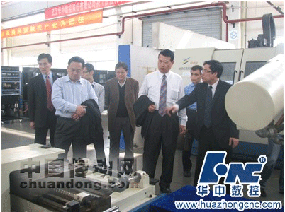臺(tái)灣鴻海集團(tuán)董事長(zhǎng)特別助理林棟樑到華中數(shù)控和國(guó)家數(shù)控中心考察
