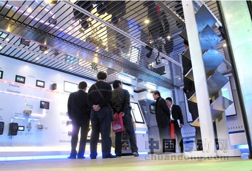 觀眾上車參觀臺達(dá)工業(yè)自動化產(chǎn)品與方案