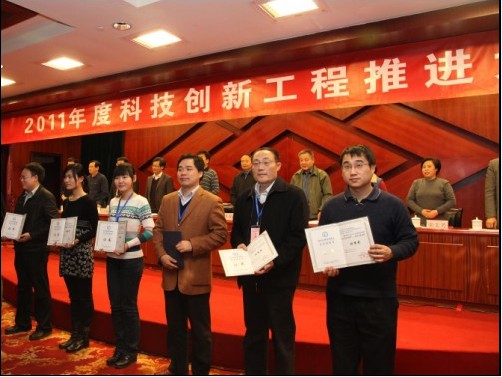 獲獎企業(yè)代表（愛社科技右一）