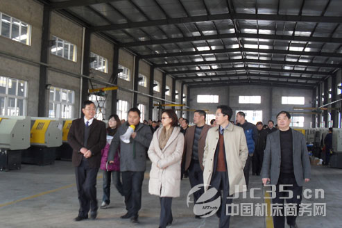 淮安市委副書記等一行觀摩江蘇小鐵人機床有限公司