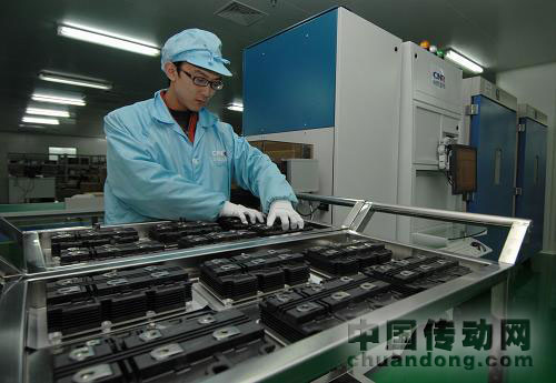 12月23日，工作人員在展示中國北車永濟(jì)電機(jī)公司發(fā)布的IGBT新產(chǎn)品。