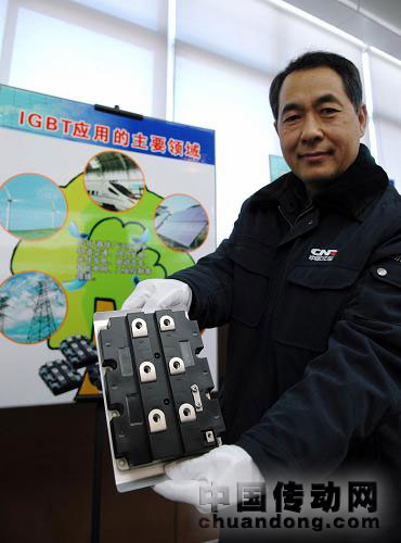 12月23日，工作人員在展示中國北車永濟(jì)電機(jī)公司發(fā)布的IGBT新產(chǎn)品。